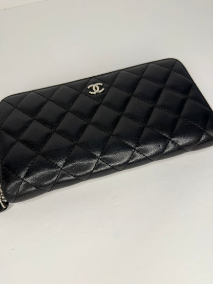 Pre-owned Chanel, black quilted lambskin zippy wallet
