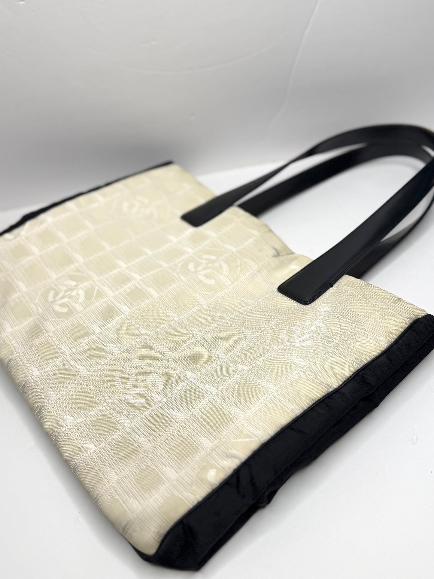 Pre-owned Chanel Travel Line tote bag in white and black jacquard nylon