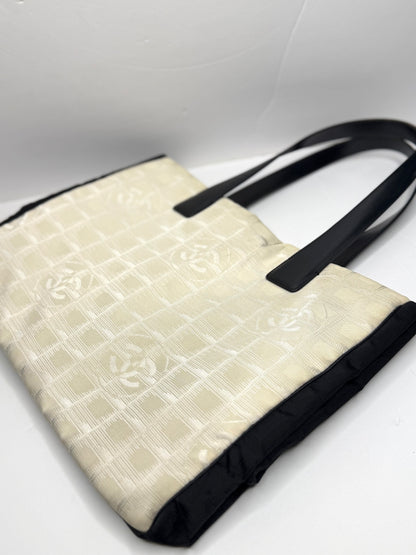 Pre-owned Chanel Travel Line tote bag in white and black jacquard nylon