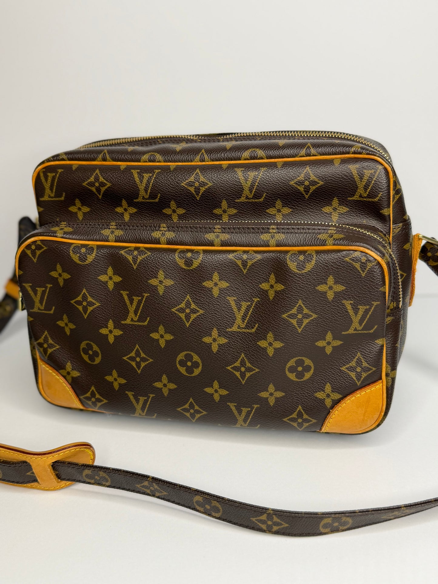 Pre-owned Louis Vuitton monogram canvas Nile Messenger Bag 28