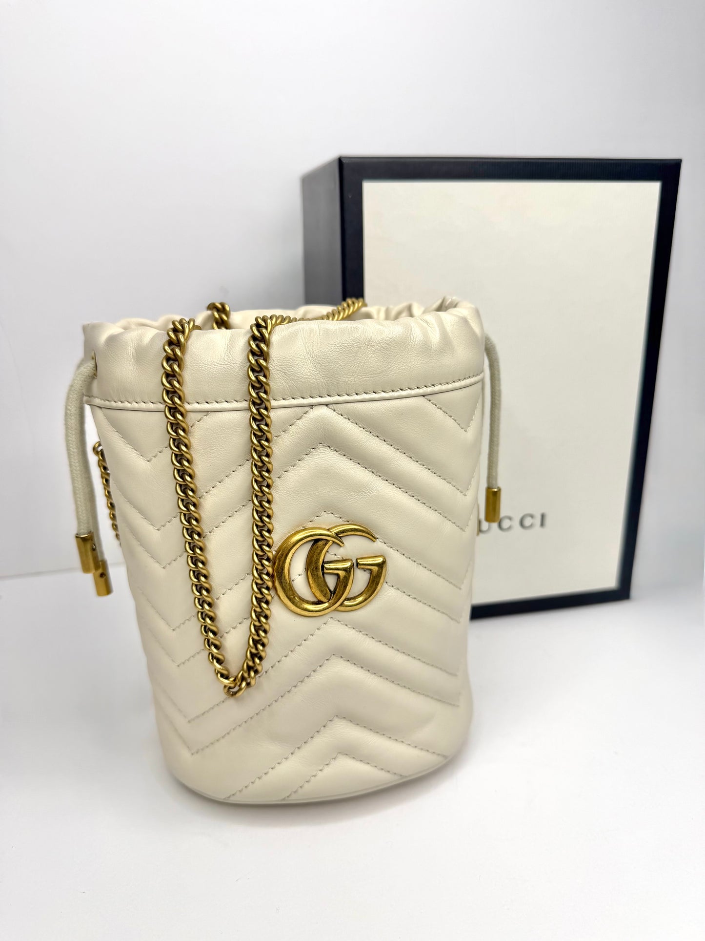 Pre-owned Gucci GG Marmont white matalasse leather mini bucket bag
