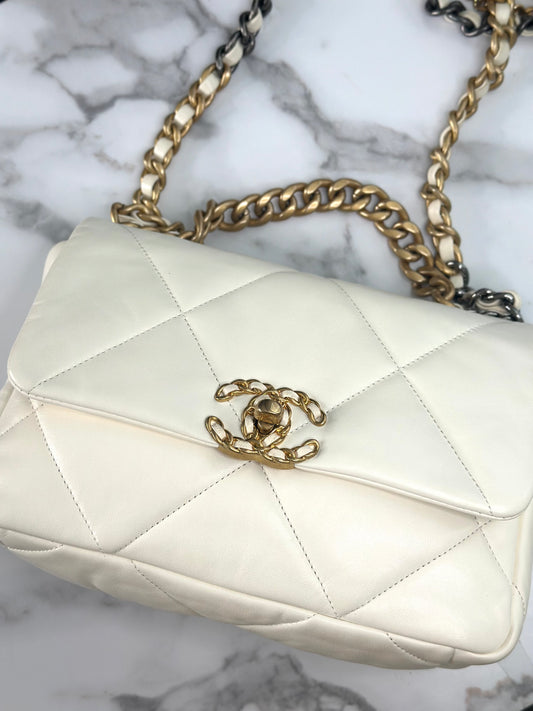 Pre-owned Chanel 19 medium white quilted lambskin microchipped Crossbody
