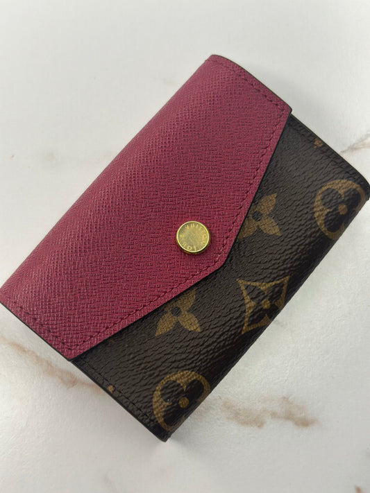 Pre-owned Louis Vuitton Monogram Sarah Multicartes Fuchsia