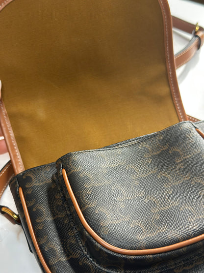 Pre-owned Celine FOLCO BAG IN TRIOMPHE CANVAS AND CALFSKIN
MEDIUM crossbody
