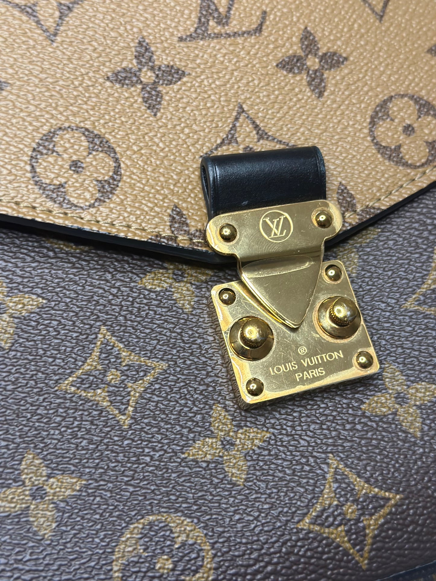 Pre-owned Louis Vuitton reverse monogram canvas Pochette Metis crossbody