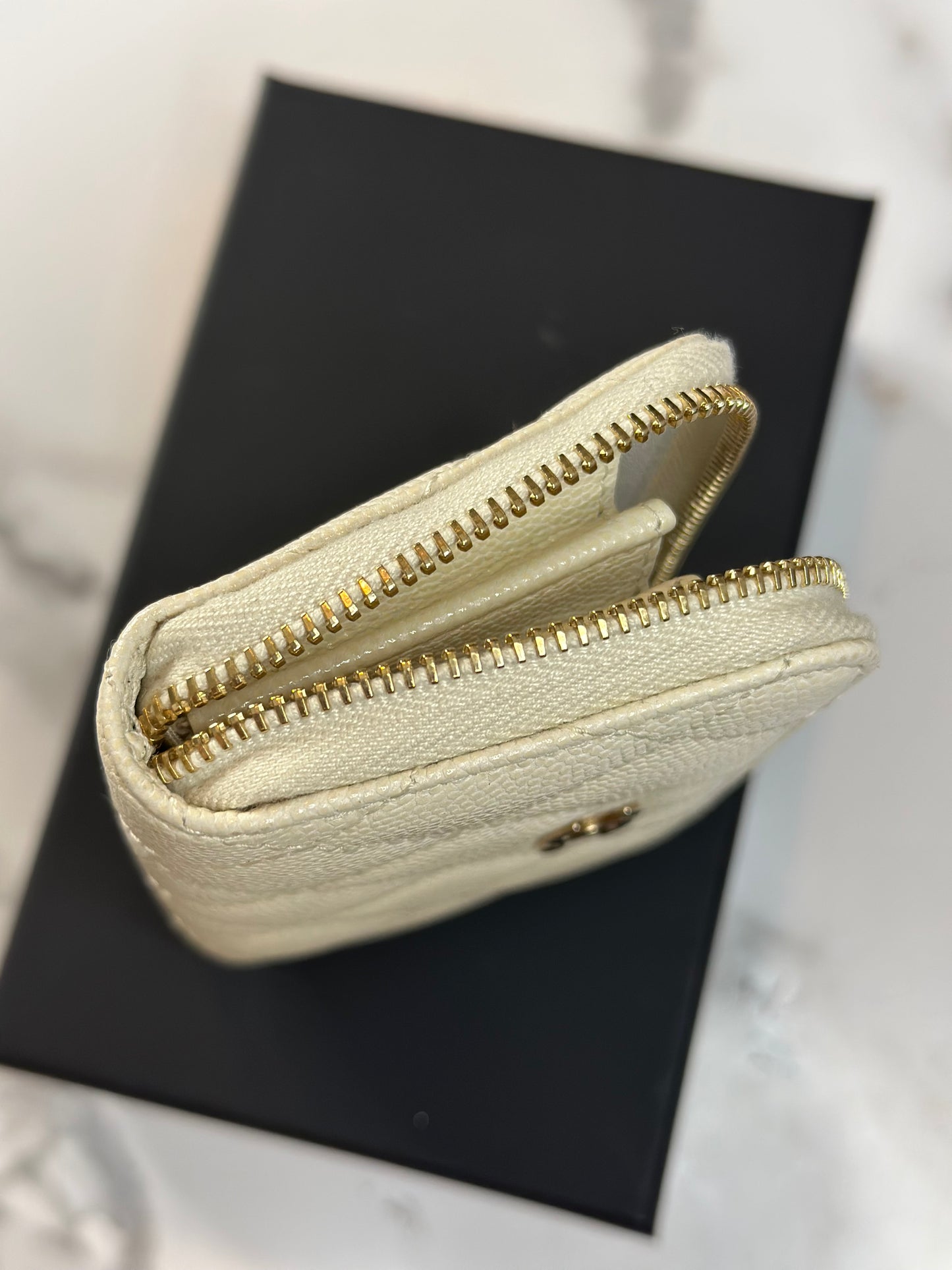 Pre-owned Chanel white caviar, leather compact zippy