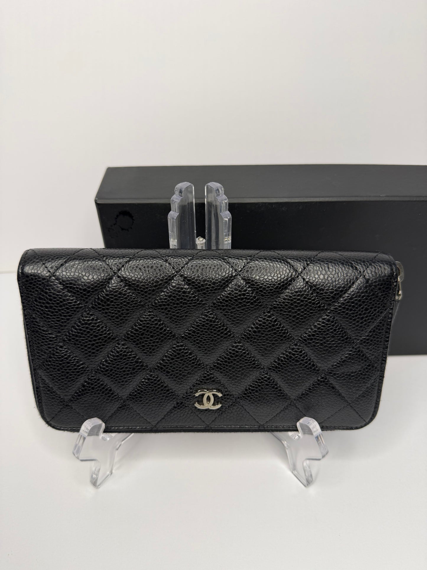 Pre-owned Chanel CC black, quilted￼ caviar leather zippy wallet