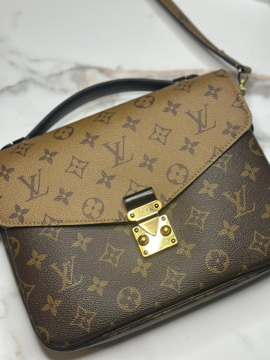 Pre-owned Louis Vuitton reverse monogram canvas Pochette Metis crossbody