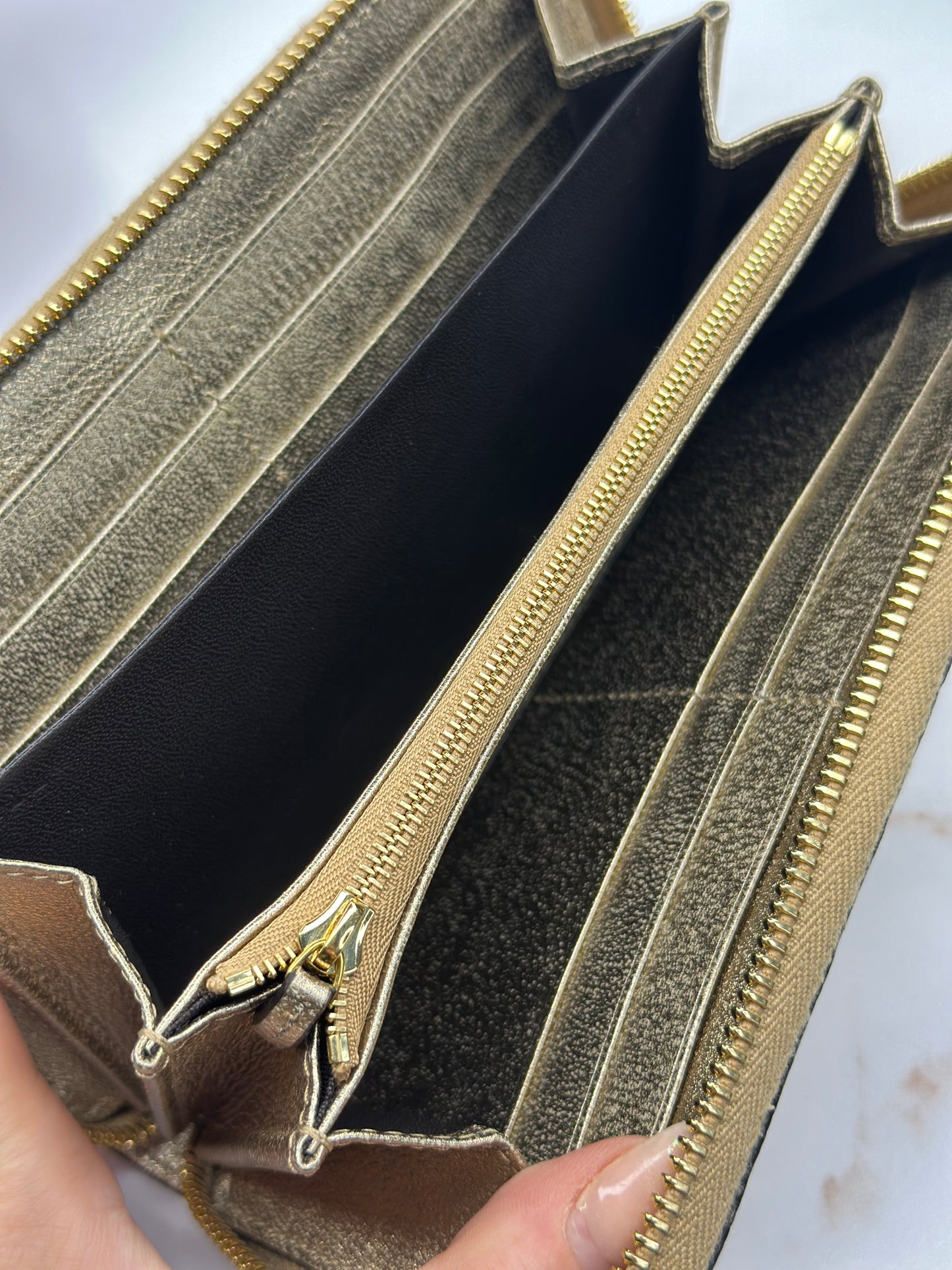 Pre-owned Gucci GG Marmont gold textured leather zippy wallet