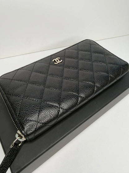 Pre-owned Chanel CC black, quilted￼ caviar leather zippy wallet