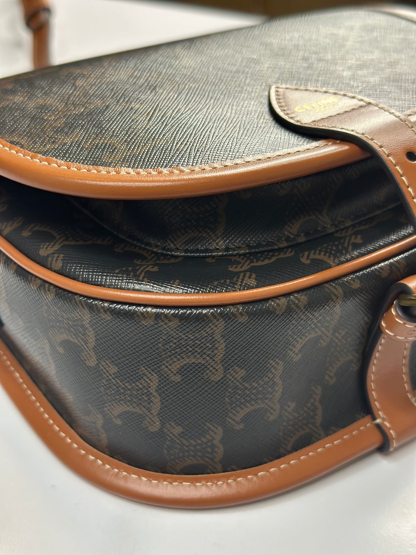 Pre-owned Celine FOLCO BAG IN TRIOMPHE CANVAS AND CALFSKIN
MEDIUM crossbody