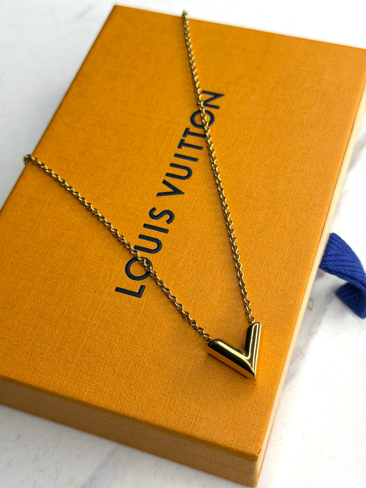 Pre-owned Louis Vuitton essential V necklace