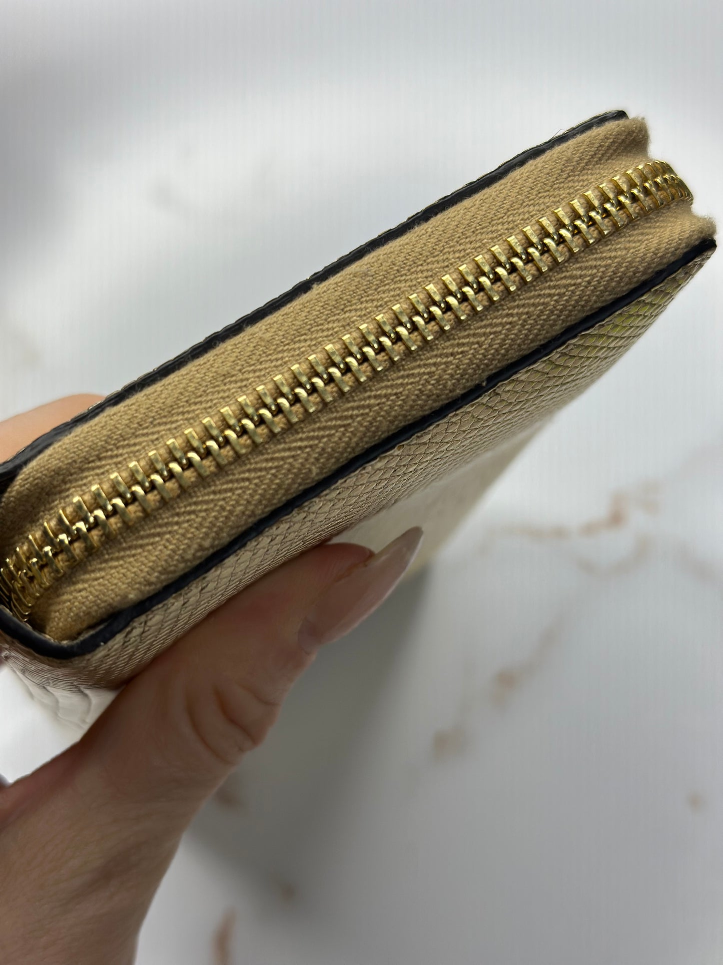 Pre-owned Gucci GG Marmont gold textured leather zippy wallet
