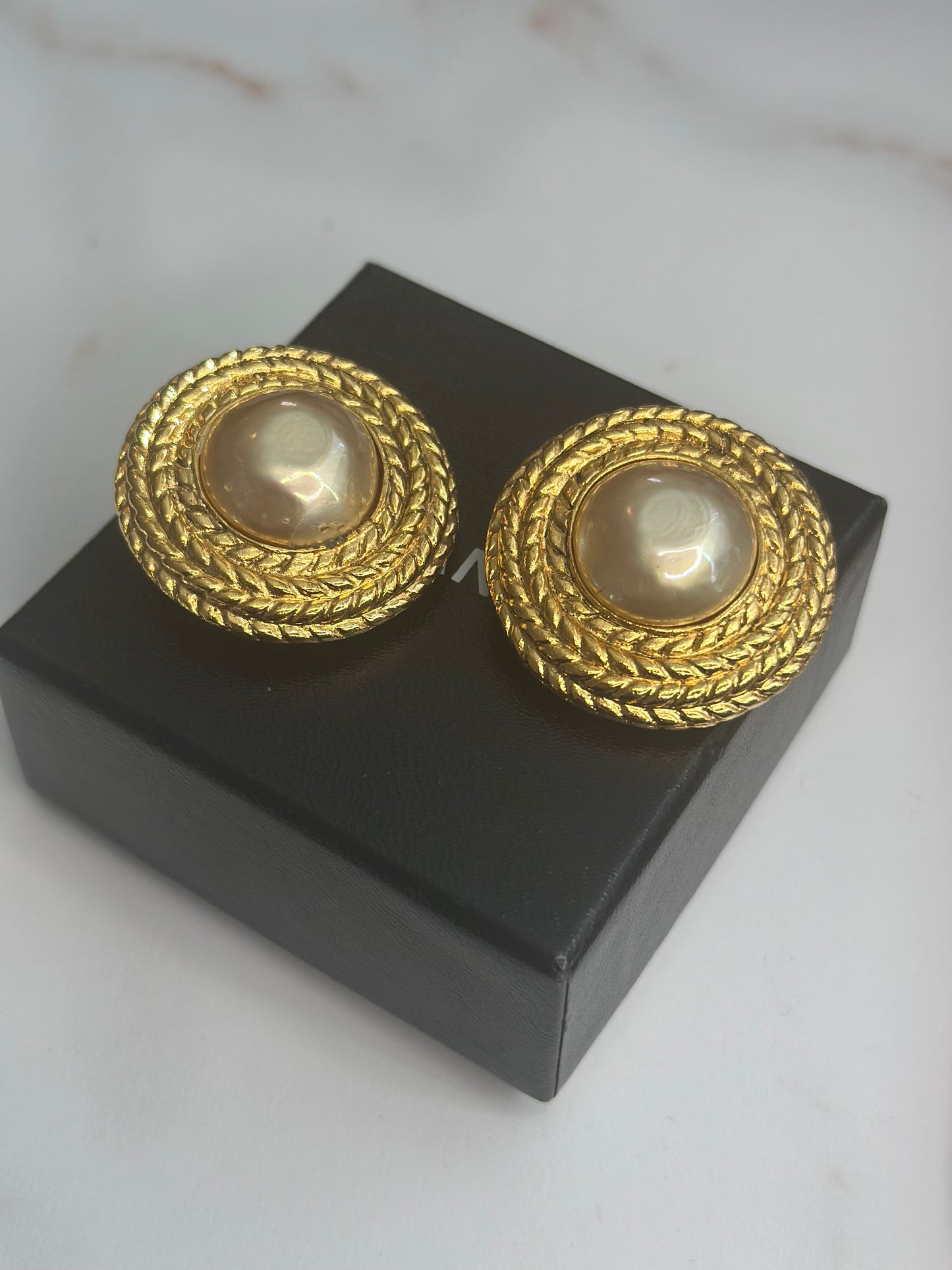 Pre-owned Chanel vintage faux pearl clip on earrings