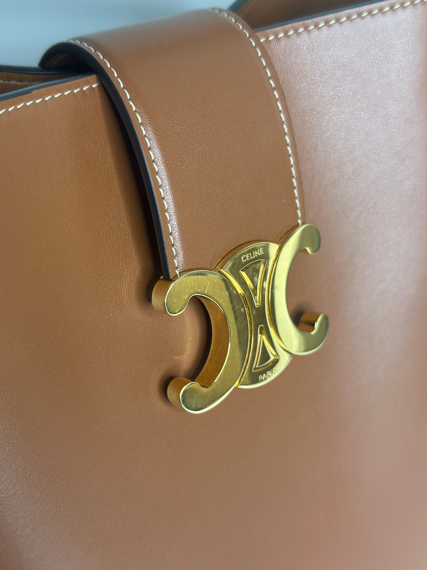 Pre-owned Celine Medium Bucket Louise bag in tan smooth calfskin leather