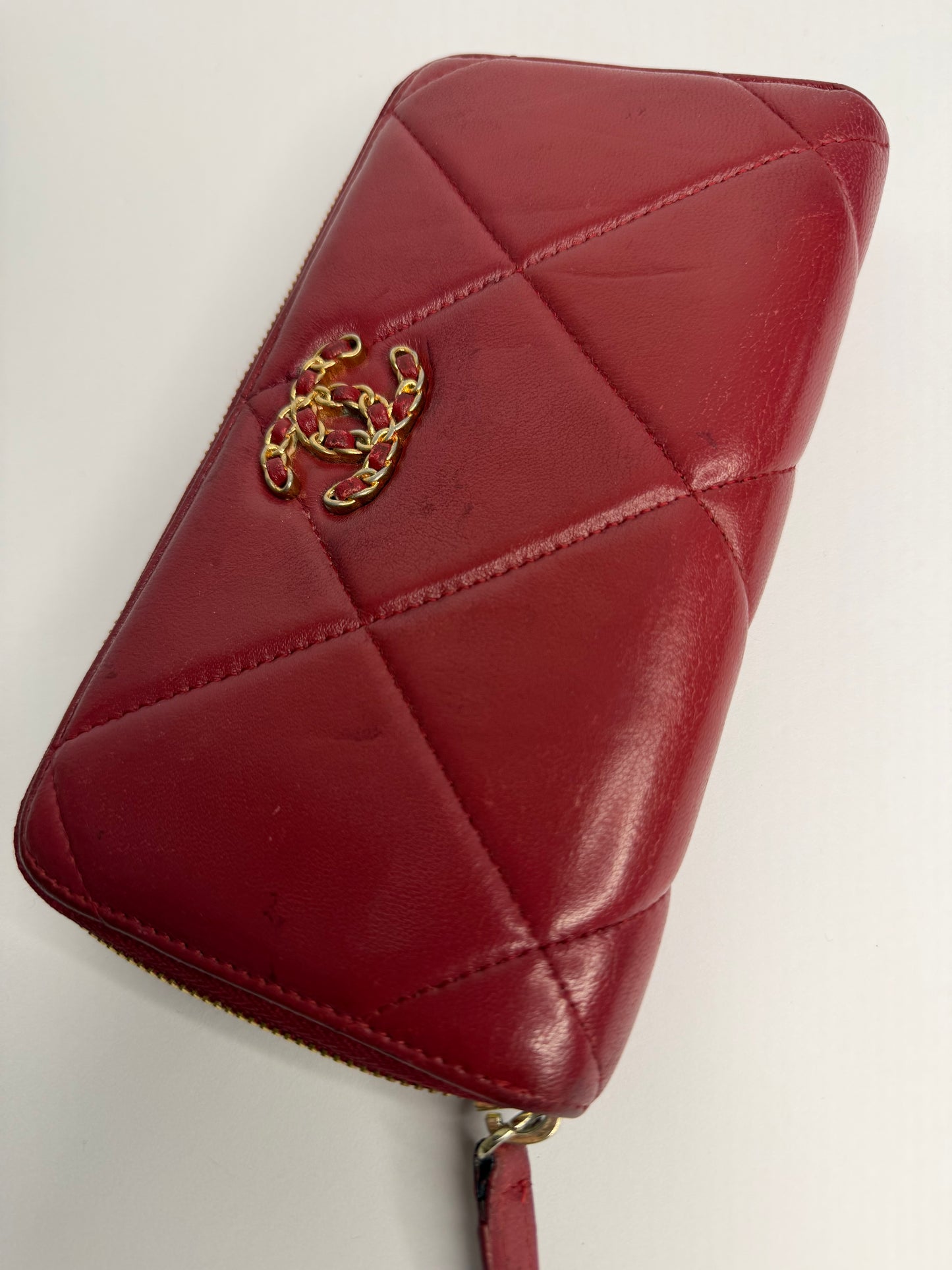 Pre-owned Chanel 19 Zipped Wallet dark red quilted lambskin