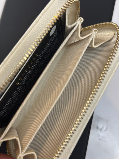 Pre-owned Chanel white caviar, leather compact zippy