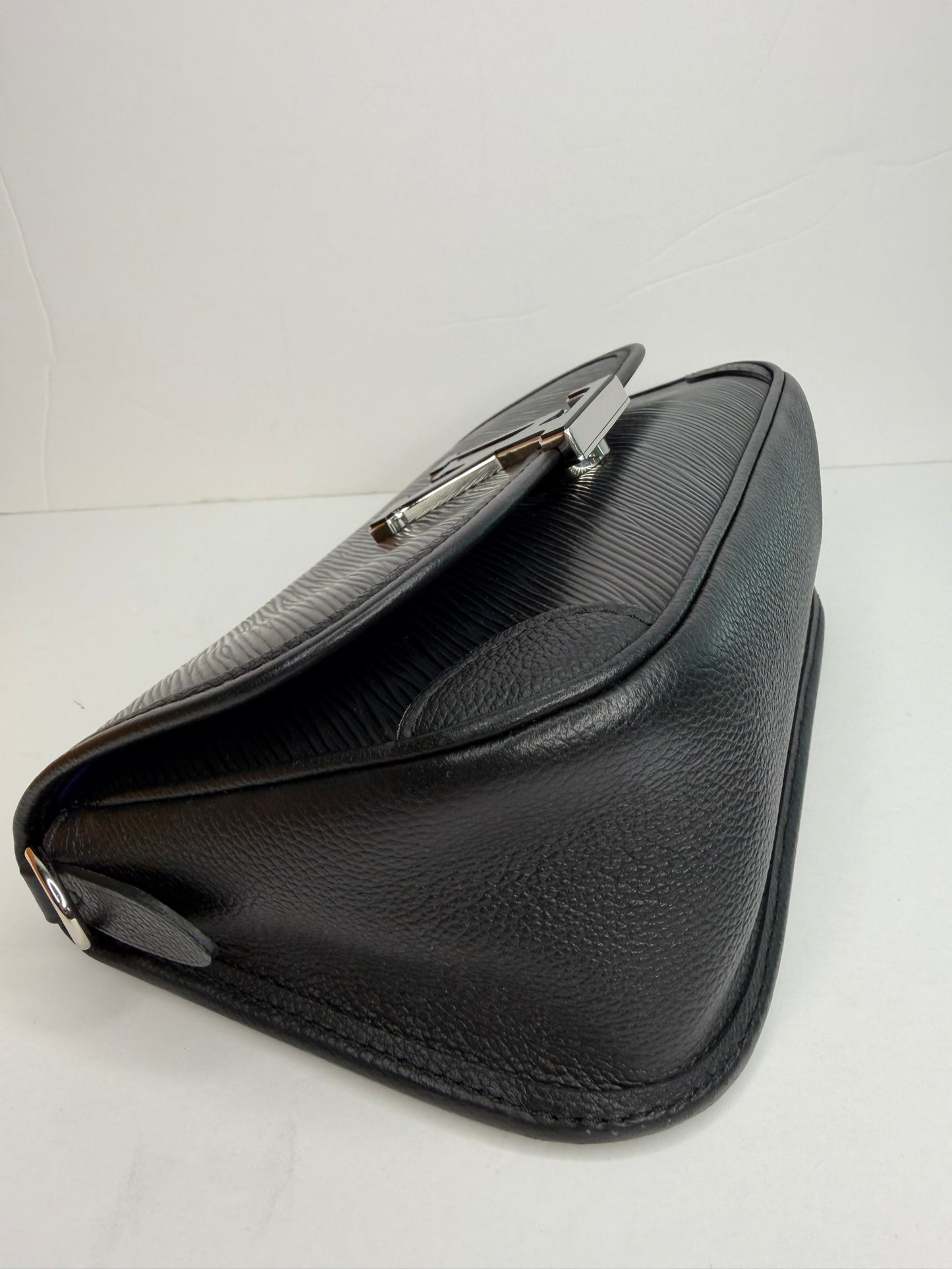 Pre-owned Louis Vuitton Black Epi Leather Buci crossbody