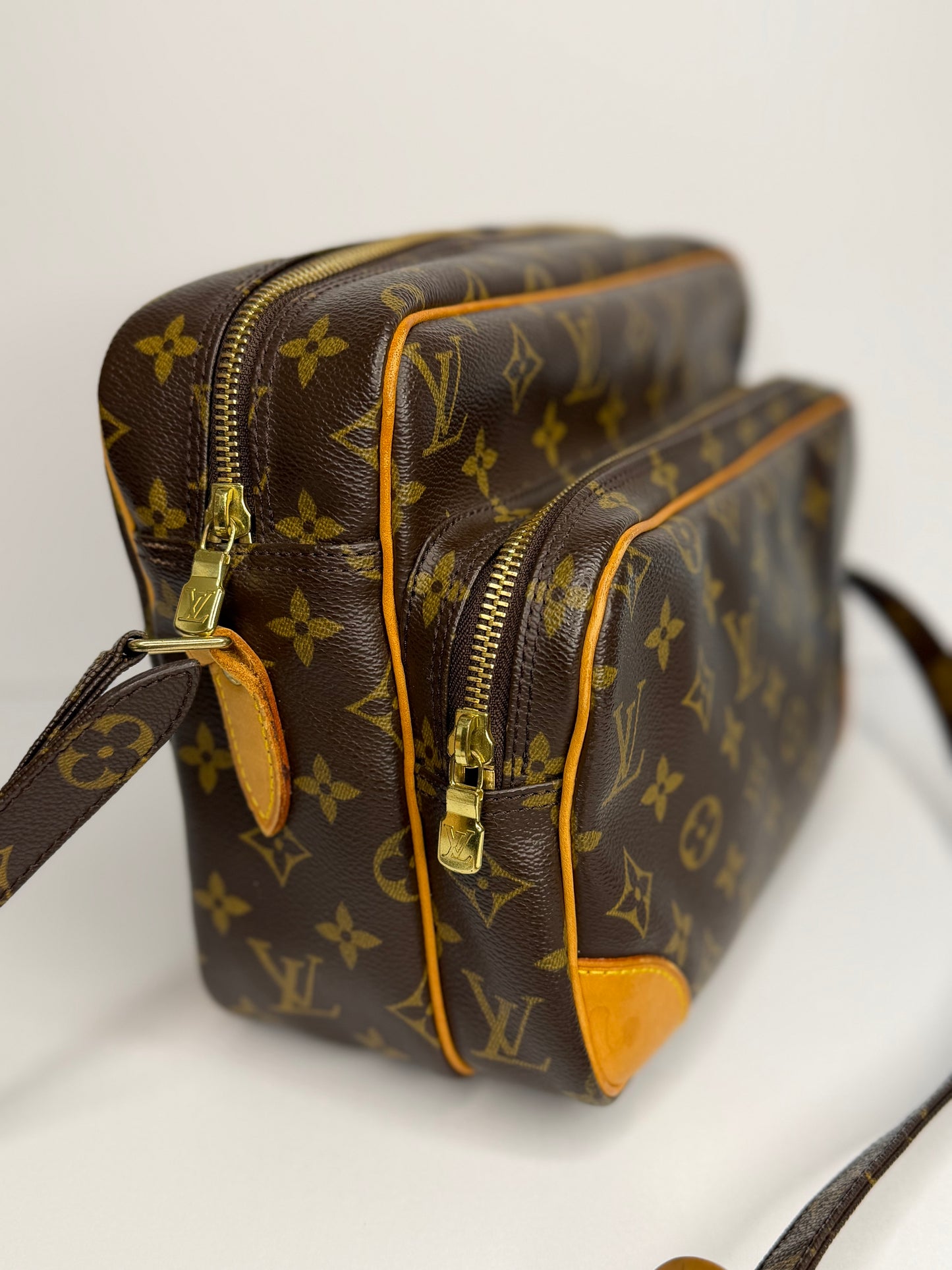 Pre-owned Louis Vuitton monogram canvas Nile Messenger Bag 28