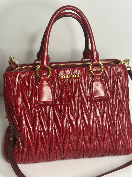 Pre-owned Miu Miu Matelassé 2-way bauletto tote bag in red leather with gold-tone hardware