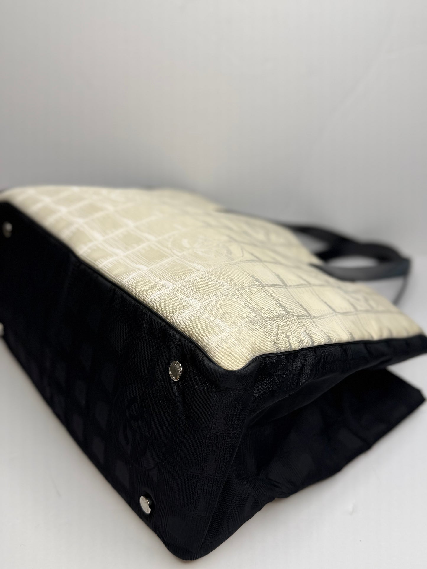 Pre-owned Chanel Travel Line tote bag in white and black jacquard nylon