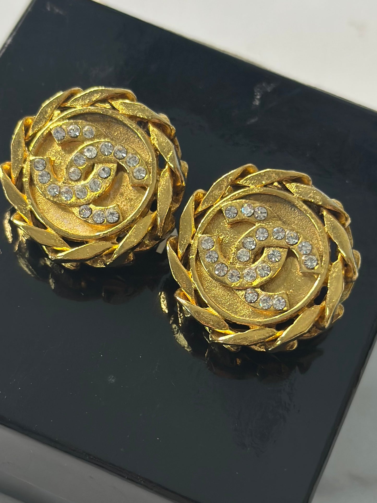 Pre-owned Chanel vintage strass clip on earrings
