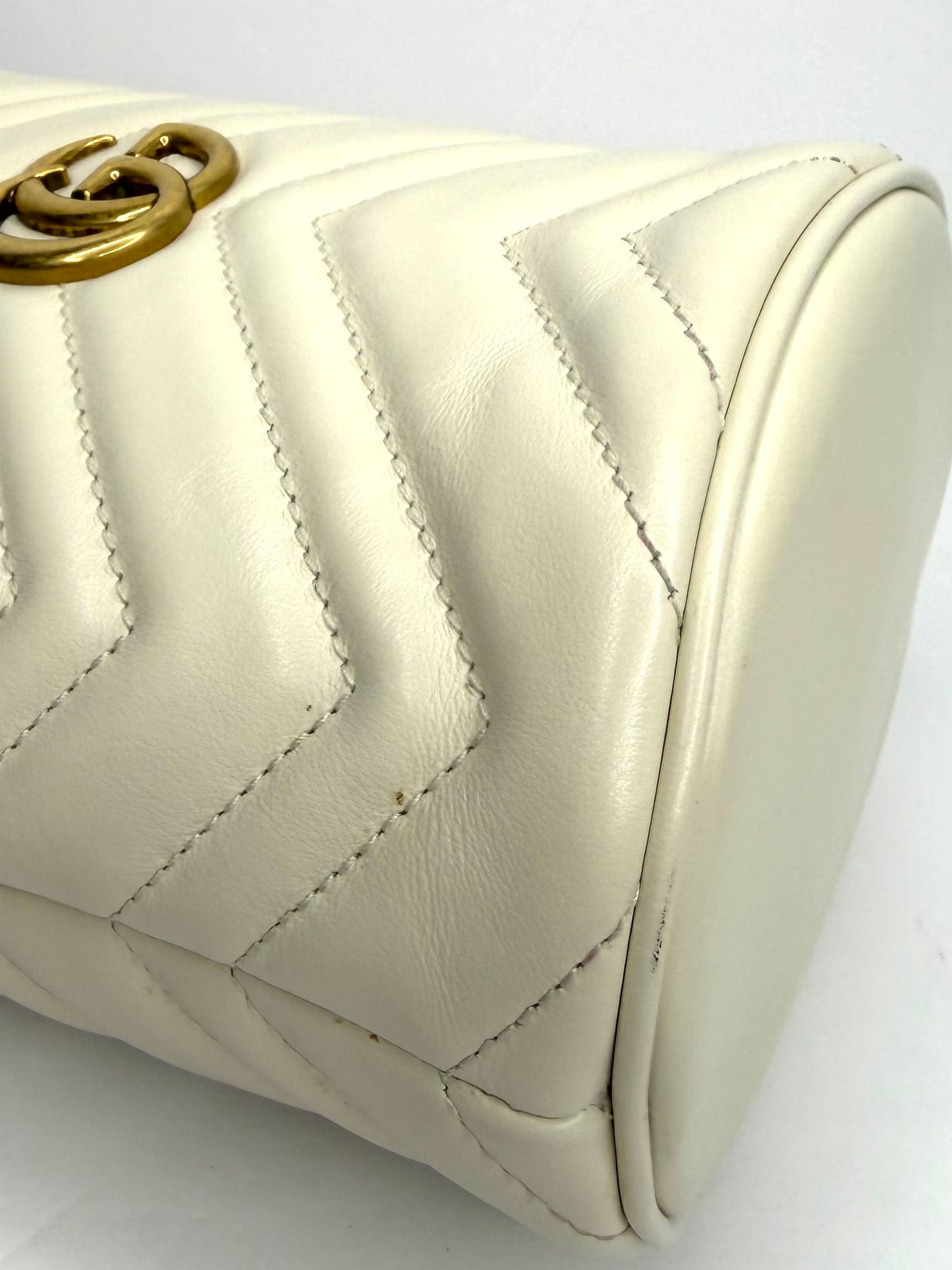 Pre-owned Gucci GG Marmont white matalasse leather mini bucket bag
