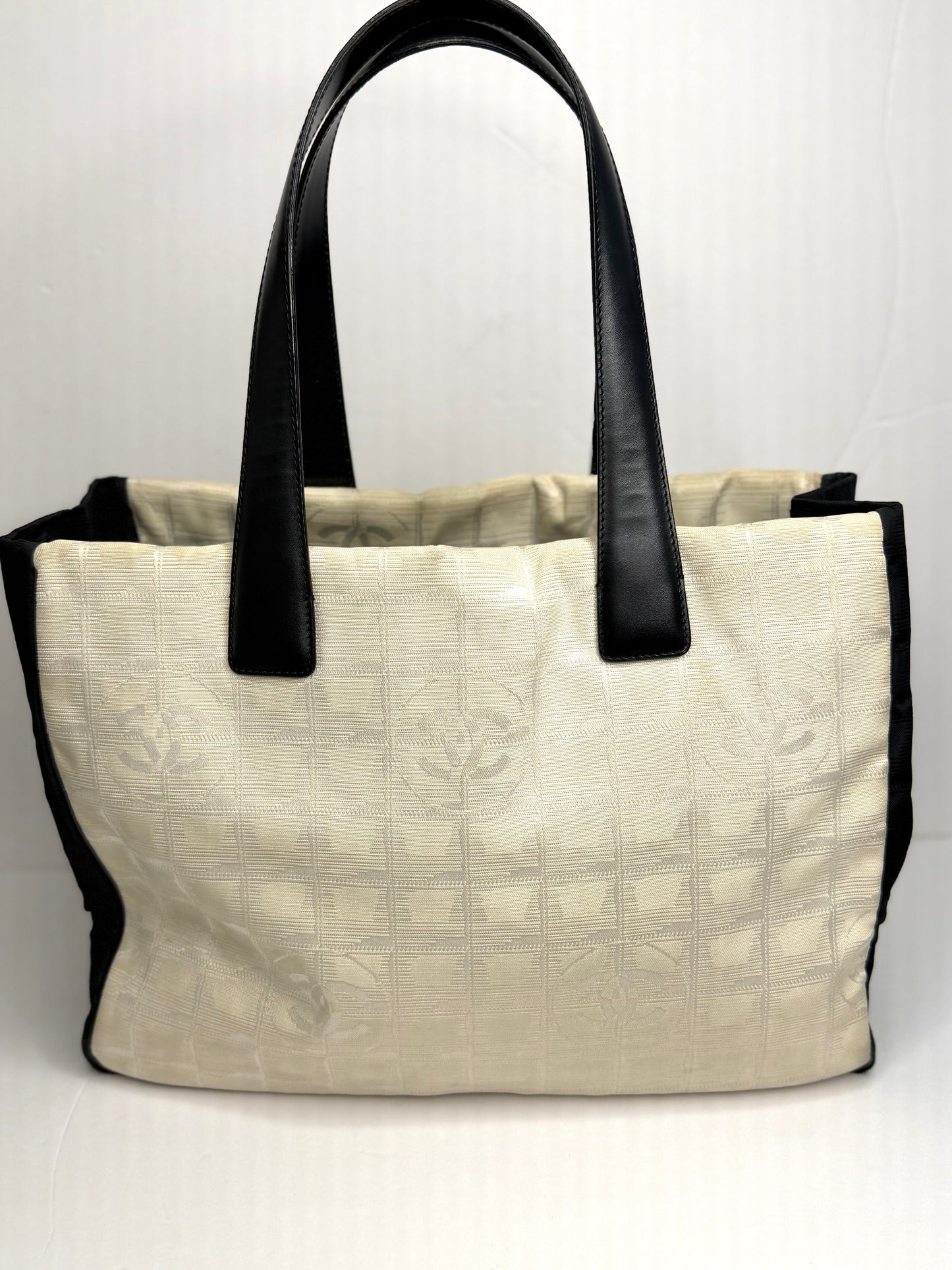 Pre-owned Chanel Travel Line tote bag in white and black jacquard nylon