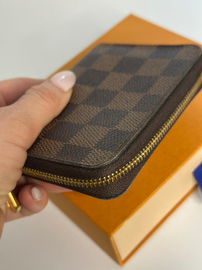 Pre-owned Louis Vuitton 2022 Vivienne limited edition, Christmas animation, compact, zippy