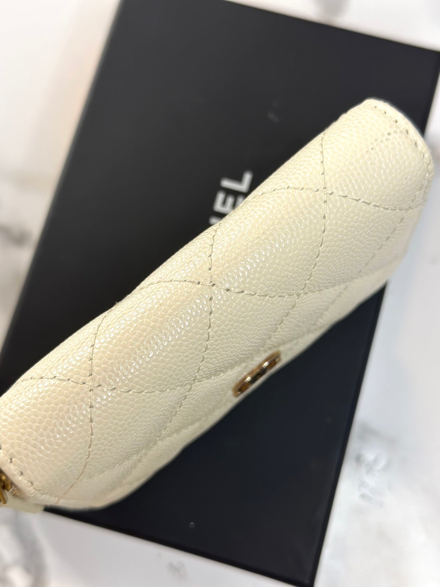 Pre-owned Chanel white caviar, leather compact zippy