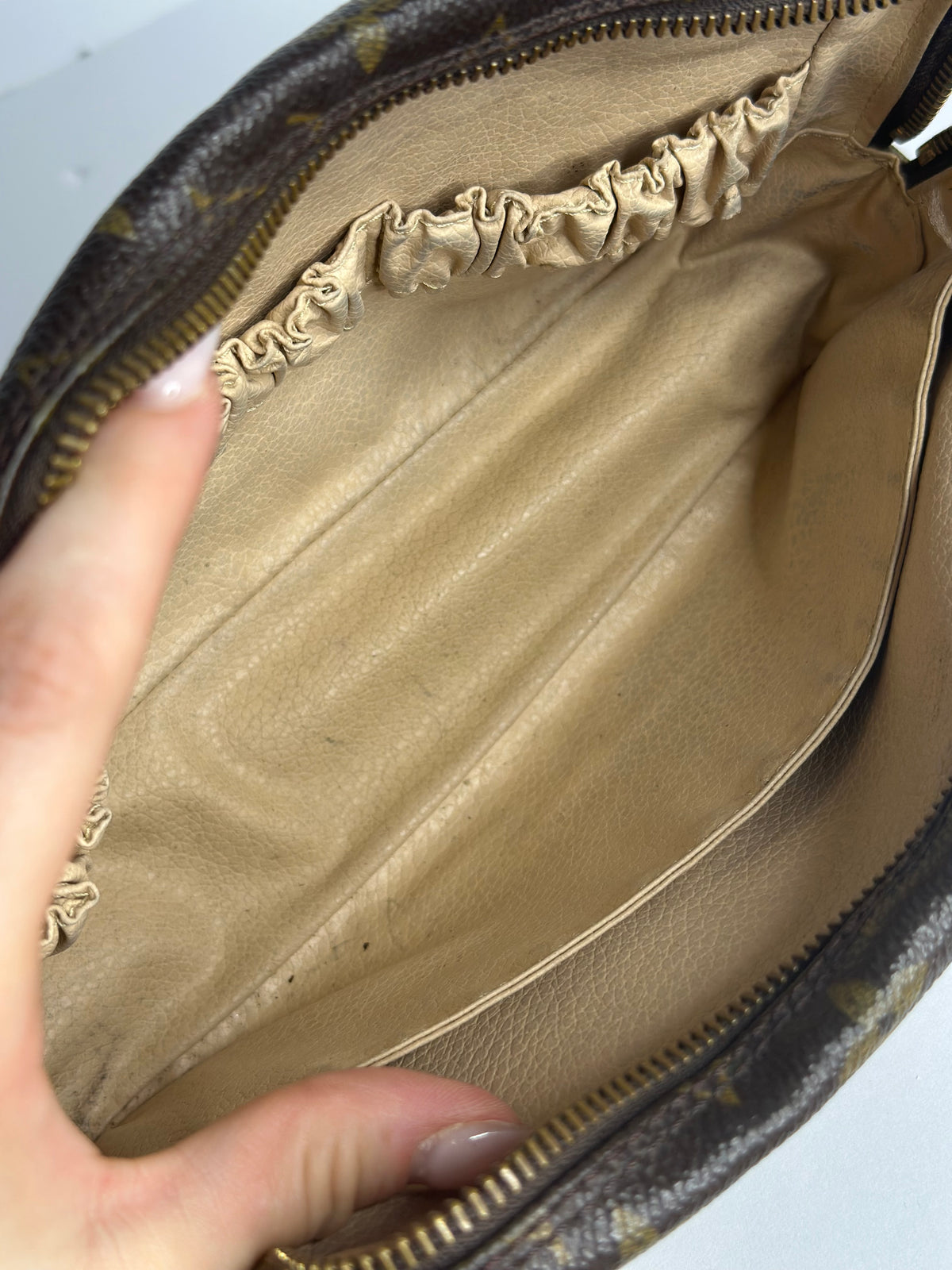Pre-owned Louis Vuitton monogram canvas trousse 23