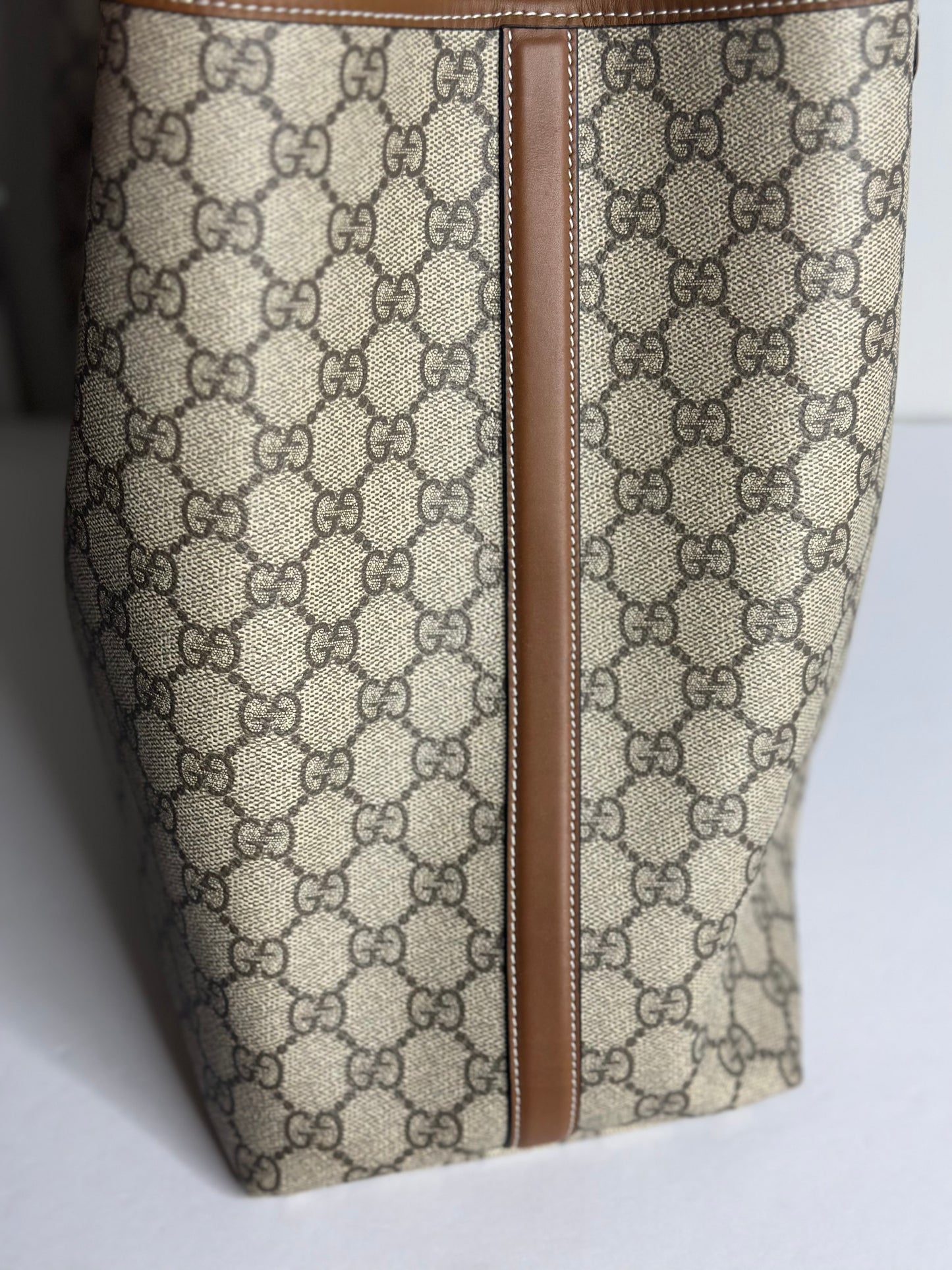 Pre-owned Gucci GG canvas maxi emblem shoulder tote