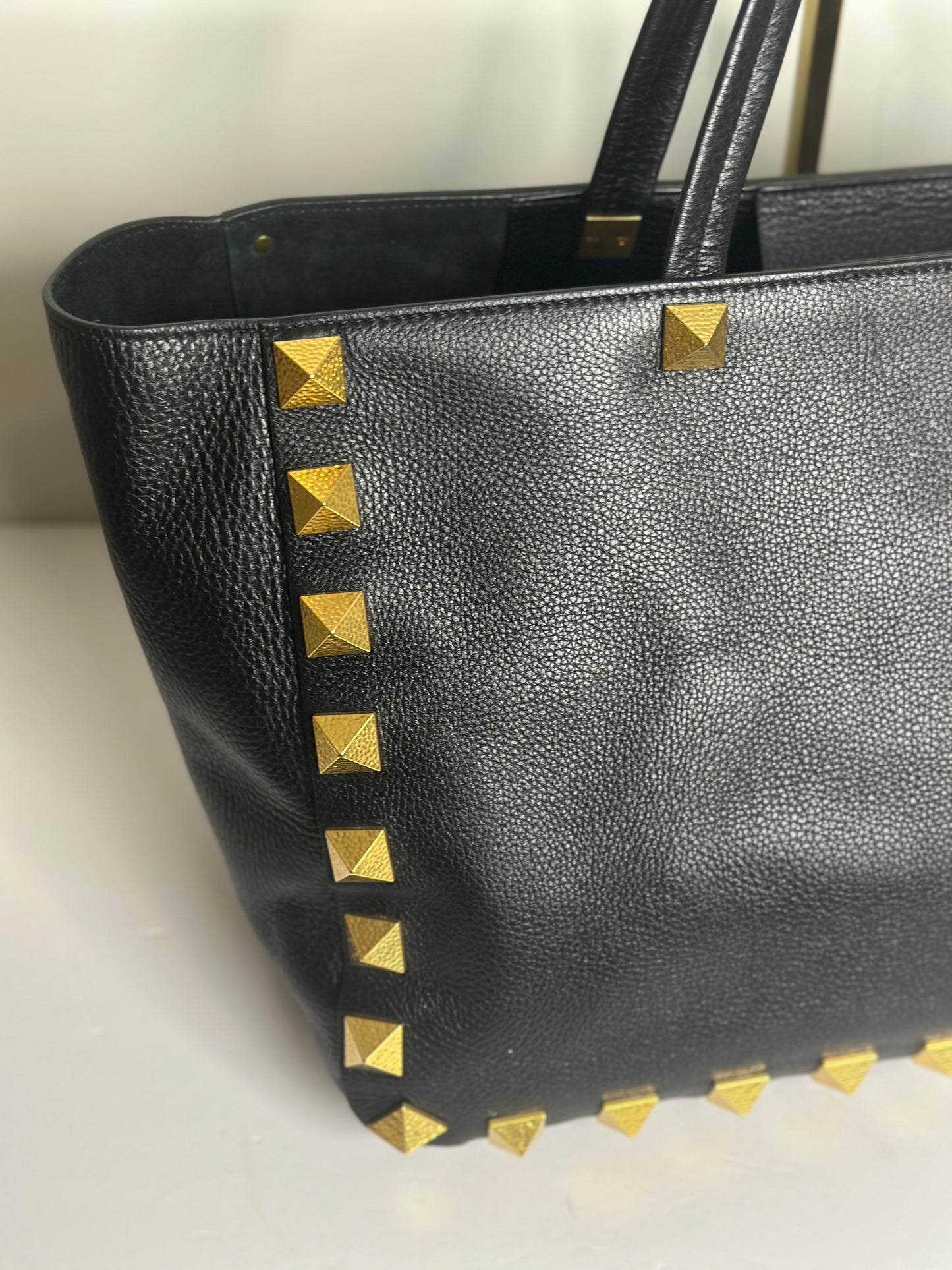 Pre-owned Valentino leather rockstud shoulder tote
