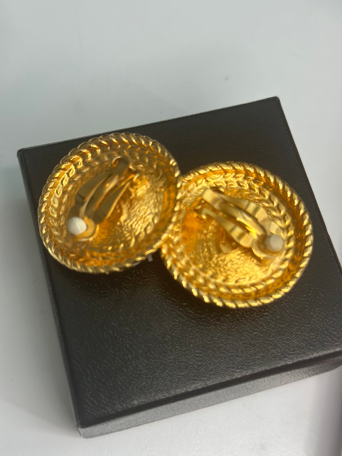 Pre-owned Chanel vintage faux pearl clip on earrings
