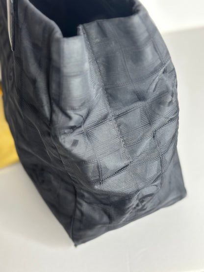 Pre-owned Chanel black nylon ￼medium travel line tote