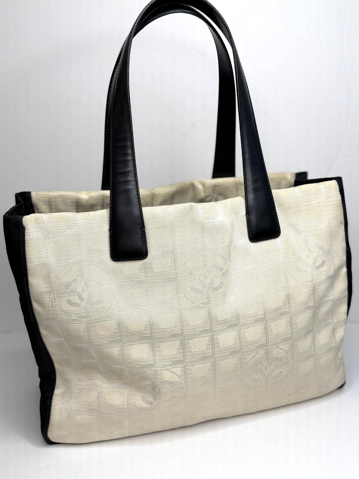 Pre-owned Chanel Travel Line tote bag in white and black jacquard nylon