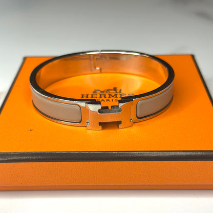 Pre-owned Hermès Clic H bracelet in taupe enamel with a silver-colored, palladium-plated metal finish