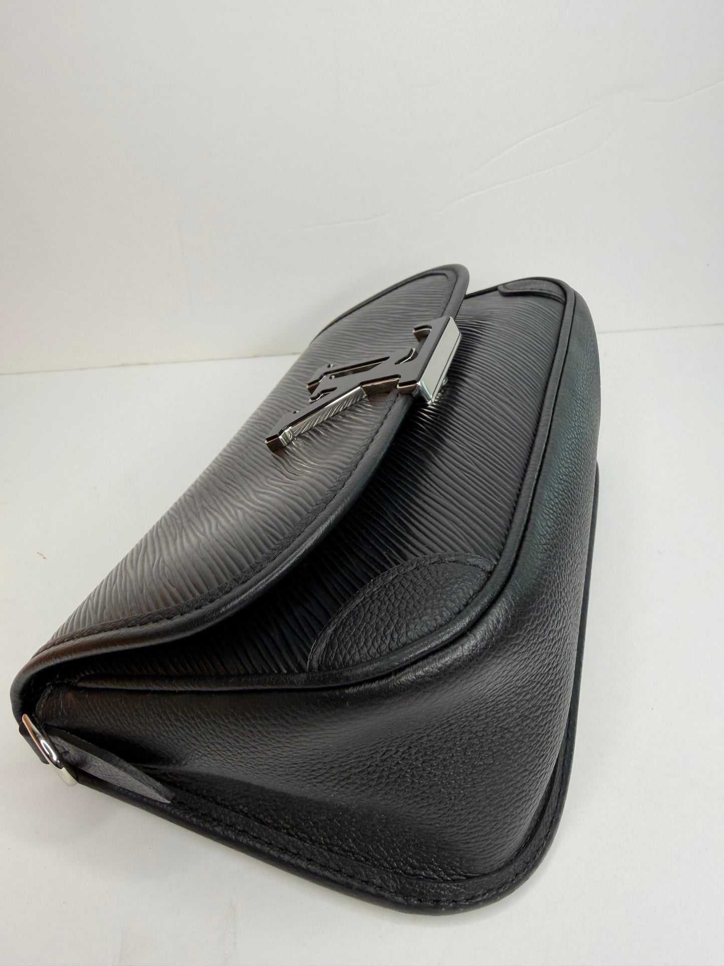 Pre-owned Louis Vuitton Black Epi Leather Buci crossbody