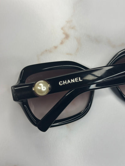 Pre-owned Chanel black acetate pearl embellishment sunglasses