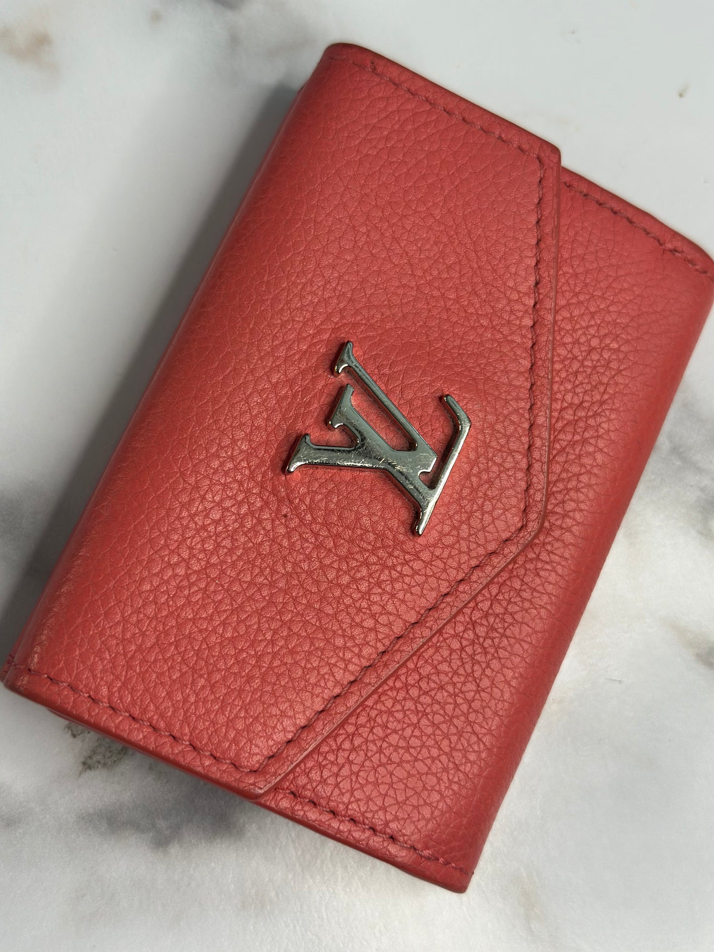 Pre-owned Louis Vuitton Coral leather lock me compact wallet