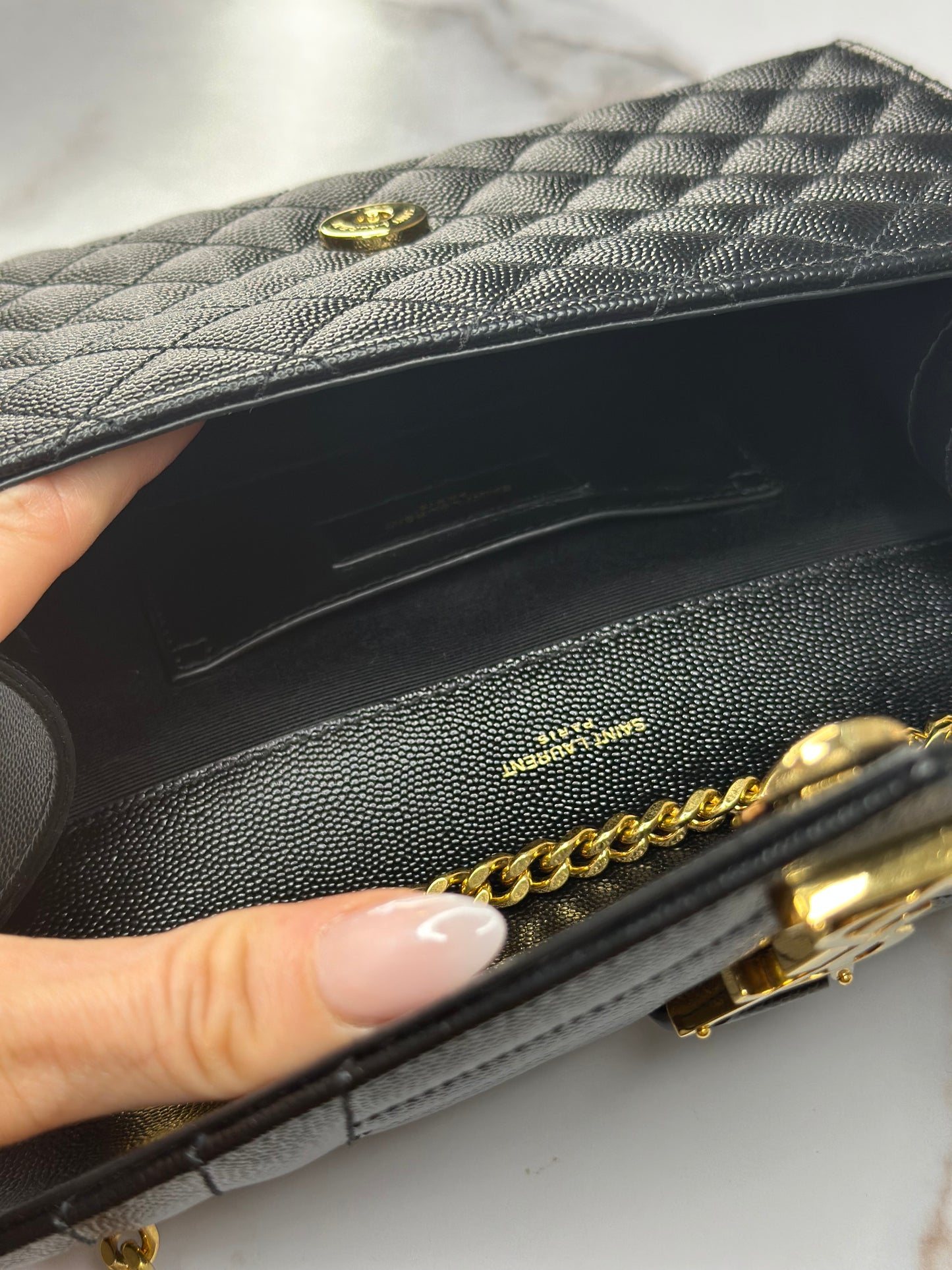 Pre-owned Saint Laurent ENVELOPE SMALL IN QUILTED GRAIN DE POUDRE EMBOSSED LEATHER
BLACK crossbody