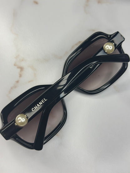 Pre-owned Chanel black acetate pearl embellishment sunglasses