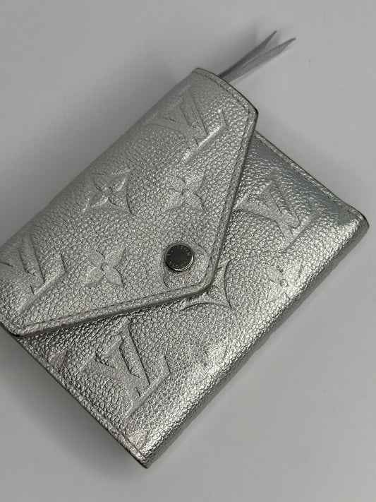 Pre-owned Louis Vuitton metallic silver Empriente leather victorine wallet