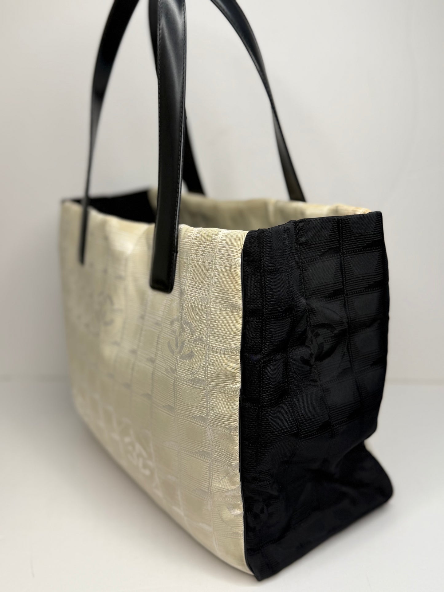 Pre-owned Chanel Travel Line tote bag in white and black jacquard nylon