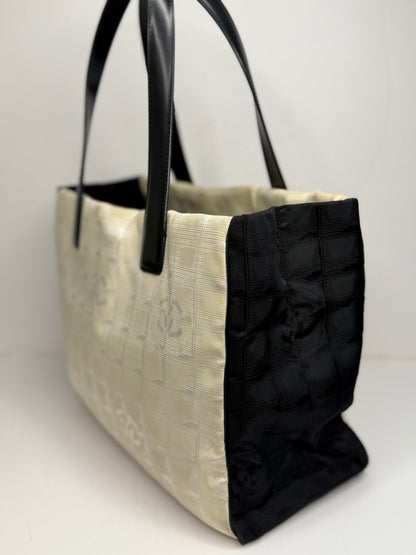 Pre-owned Chanel Travel Line tote bag in white and black jacquard nylon