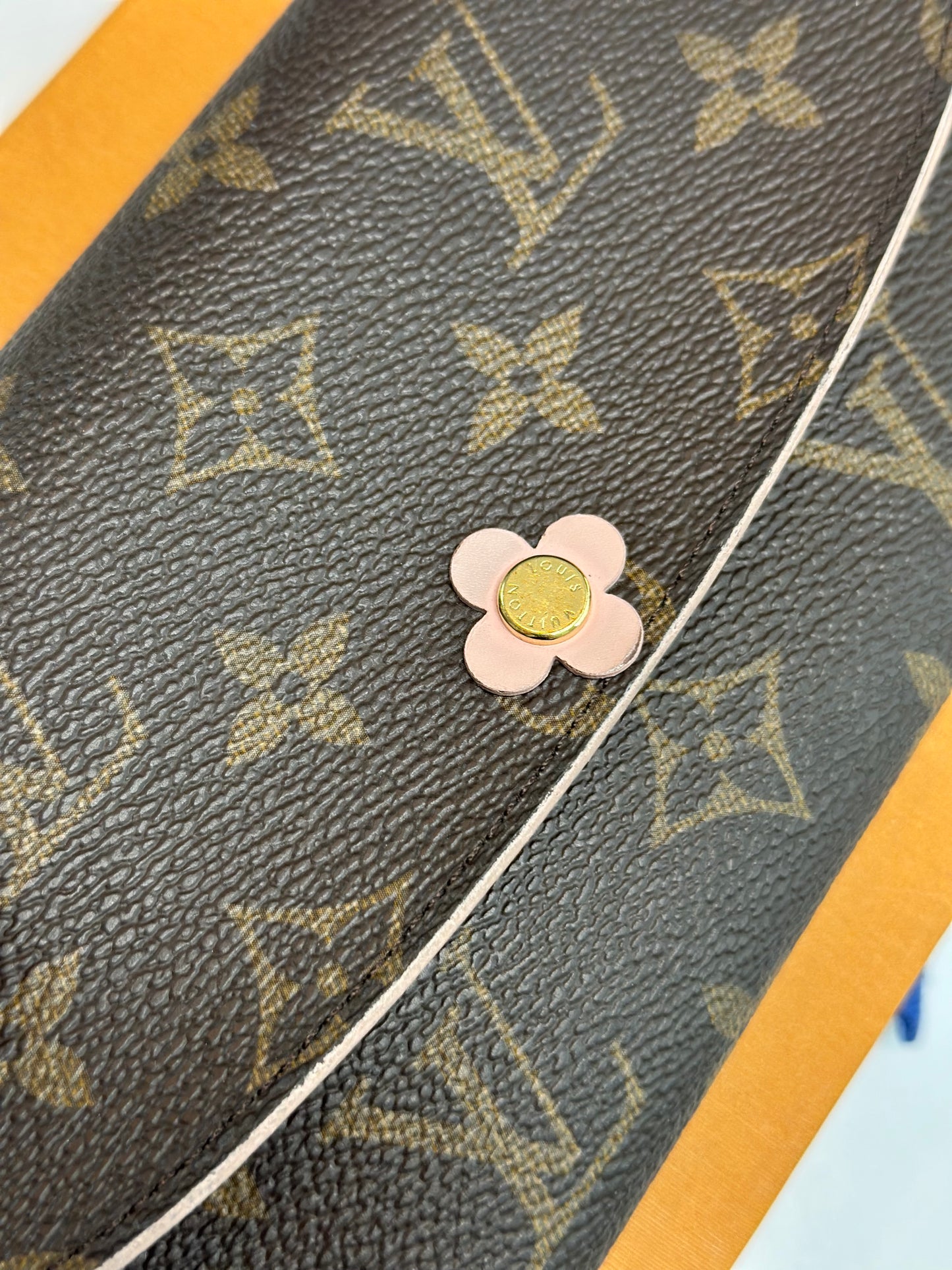 Pre-owned Louis Vuitton monogram canvas Bloom Flower Emilie Wallet