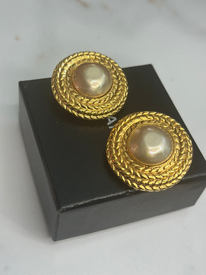 Pre-owned Chanel vintage faux pearl clip on earrings