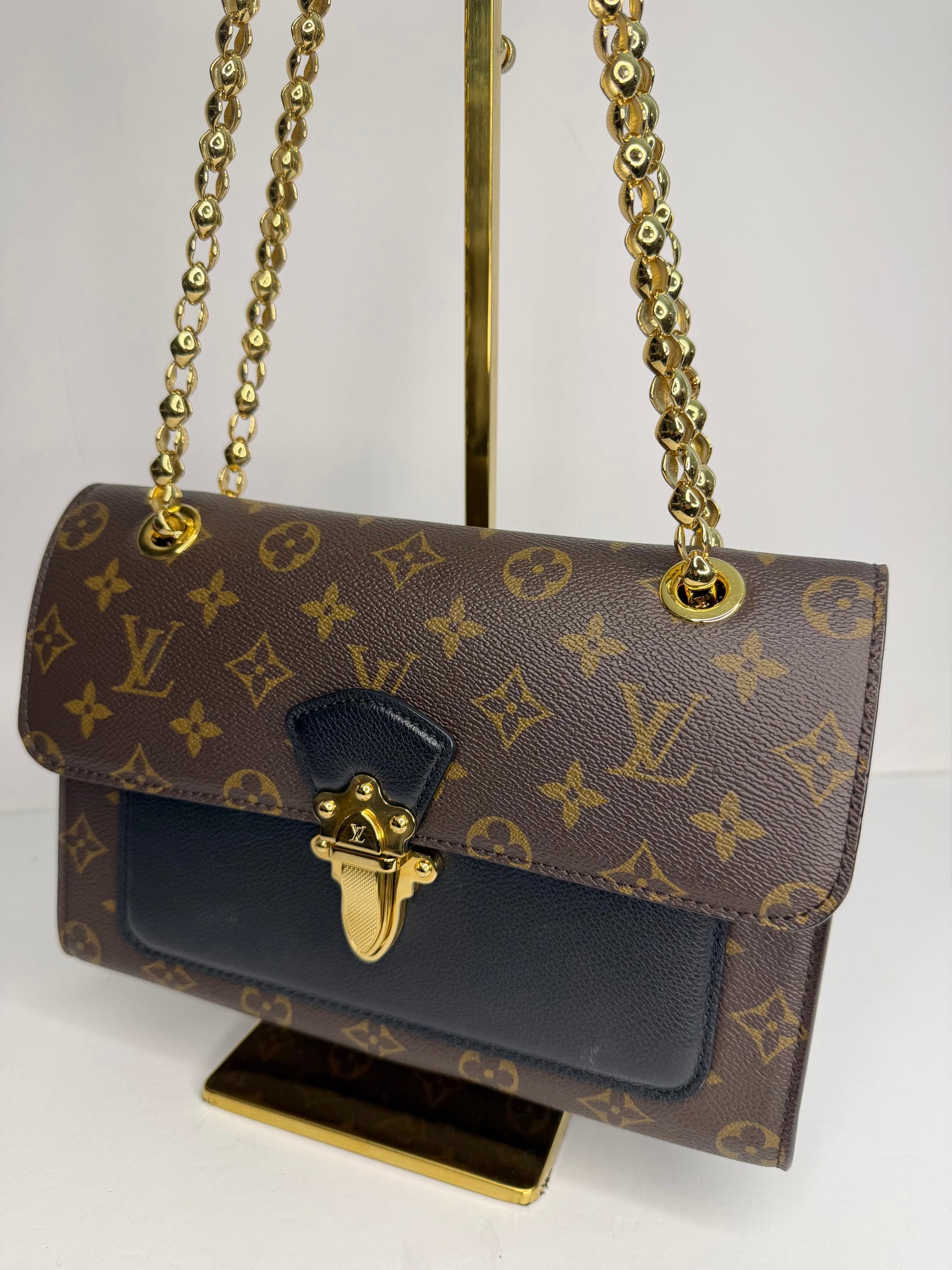 Pre-owned Louis Vuitton monogram canvas victorie shoulder bag