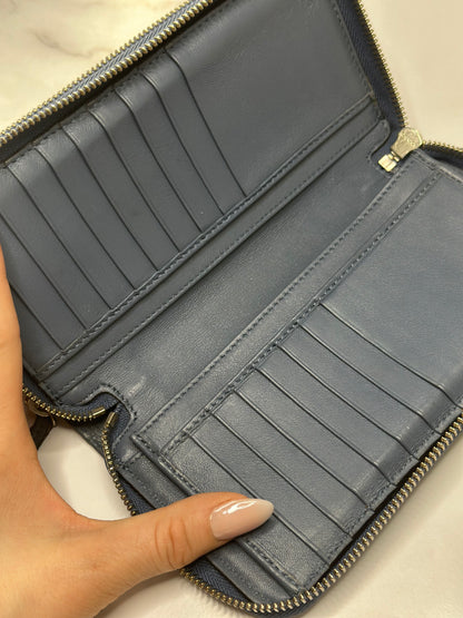 Pre-owned Gucci Microguccissima double zip-around wallet in blue leather