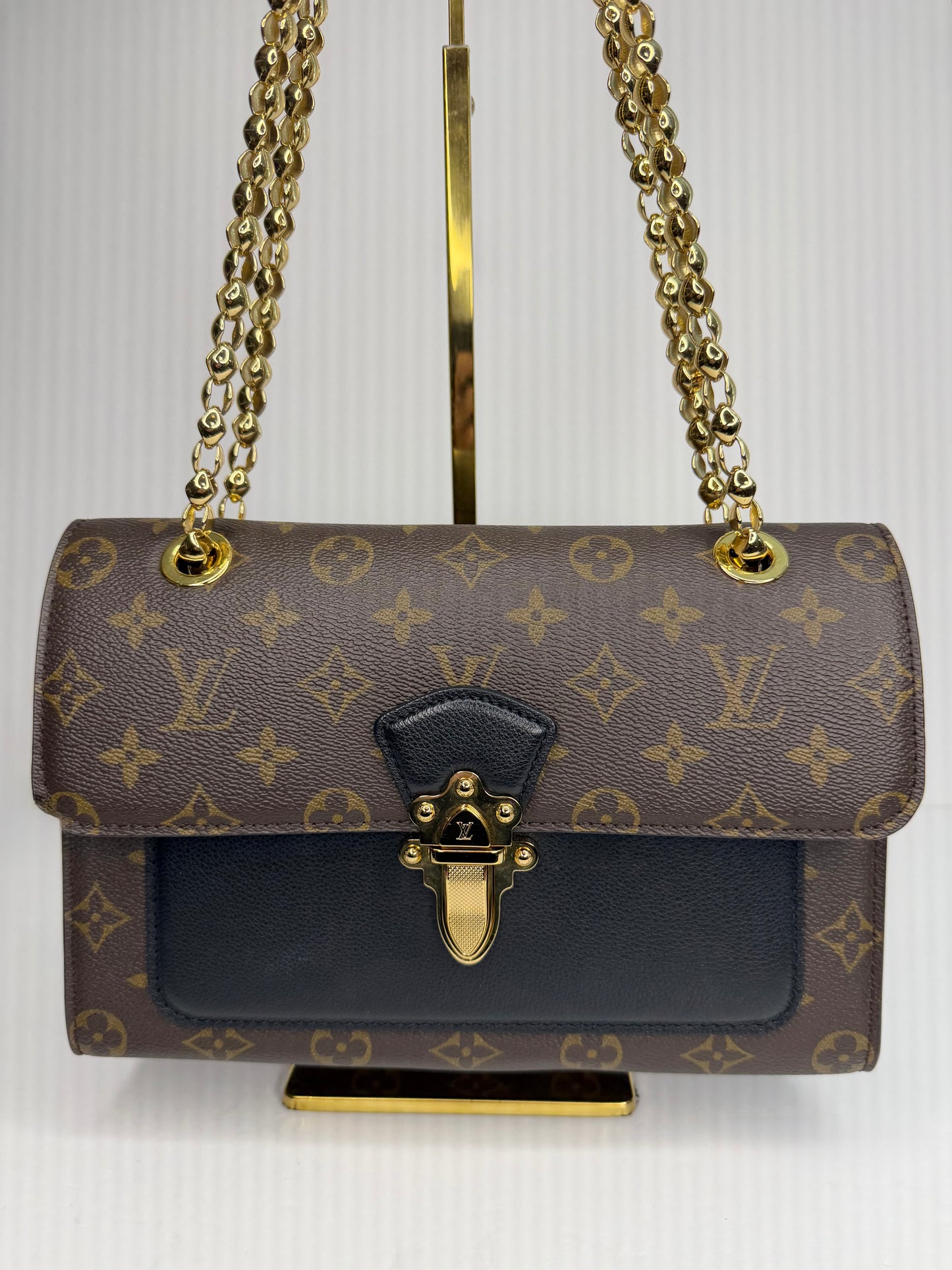 Pre-owned Louis Vuitton monogram canvas victorie shoulder bag